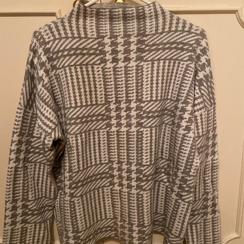 Max Studio Large Sweater. Gray and white houndstooth. Great used condition.